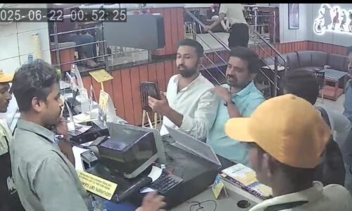 ಐಸ್ ಕ್ರೀಂ ಪಾರ್ಲರ್ ಈ ಕಿಡಿಗೇಡಿಗಳು ಮಾಡಿದ ರಾದ್ಧಾಂತ ನೋಡಿ!