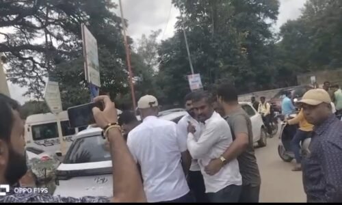 ರಾಜೀನಾಮೆ ವಿಚಾರಕ್ಕೆ ಅಧ್ಯಕ್ಷ & ಸದಸ್ಯರ ನಡುವೆ ಬೀದಿಯಲ್ಲಿ ಬಡಿದಾಟ! ಇಲ್ಲಿದೆ ನೋಡಿ ವಿಡಿಯೋ!